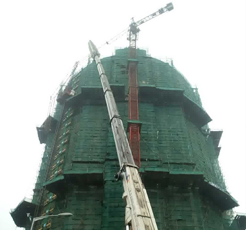 万宁吊车在工地上作业